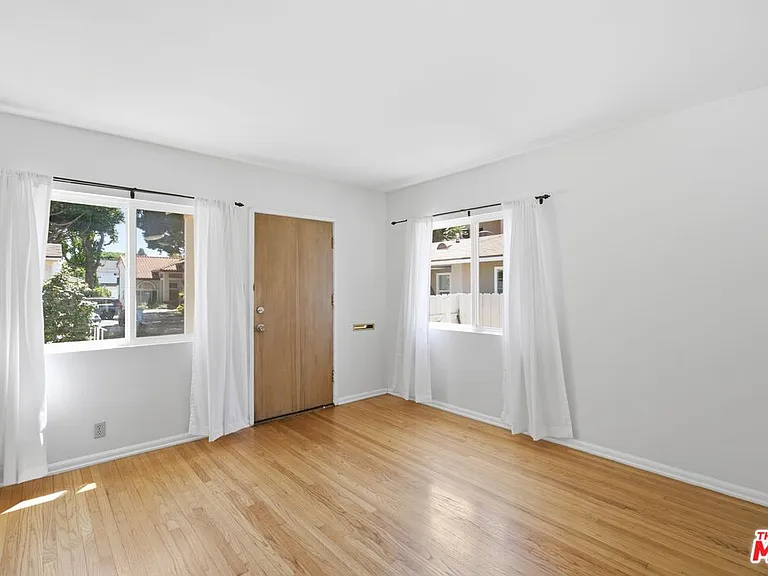 4142 Lincoln Ave — Photo 2
