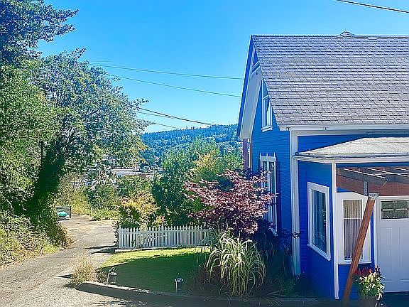 On quiet dead end street 