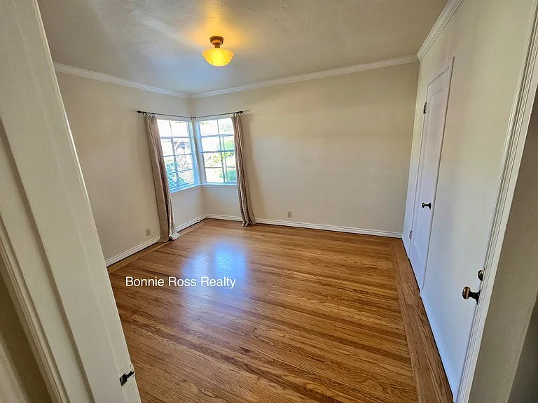 77 Dutton Ave — Photo 7