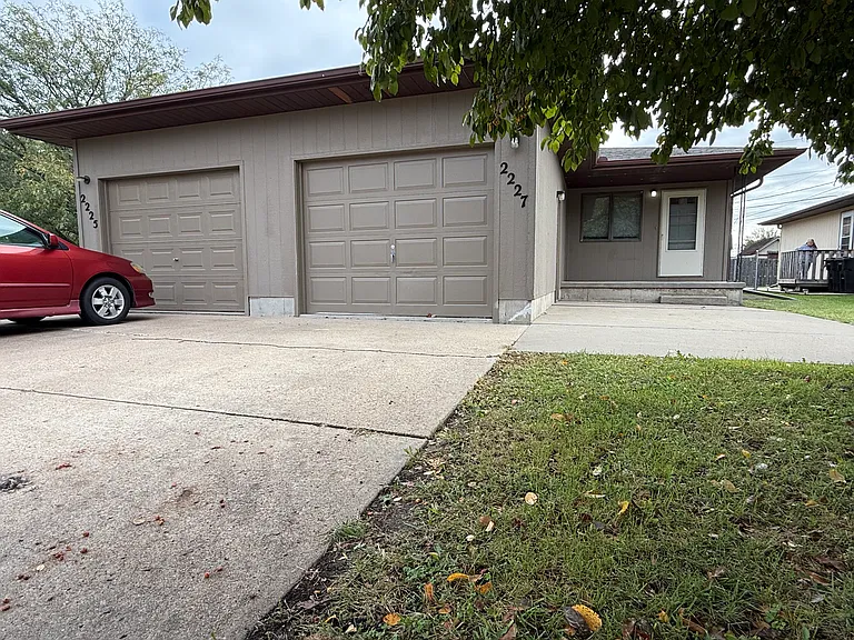 2227 Hageman Ave — Photo 1