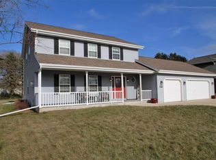 W1066 Hunter Ln, Ixonia, WI 53036
