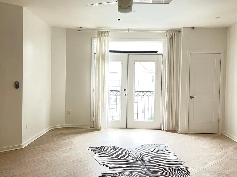 Family Room w Juliet Balcony