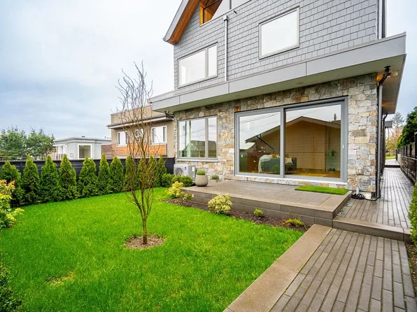3674 Oxford St #2, Vancouver, BC V5K 1P3