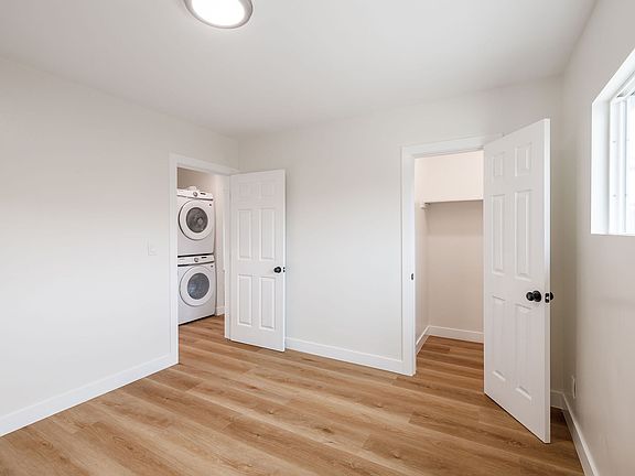 4th image of 13937 Doty Ave