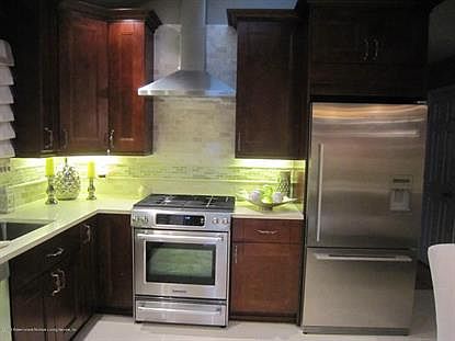 4th image of 257 Edgegrove Ave