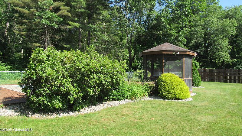 5th image of 833 West Mountain Rd
