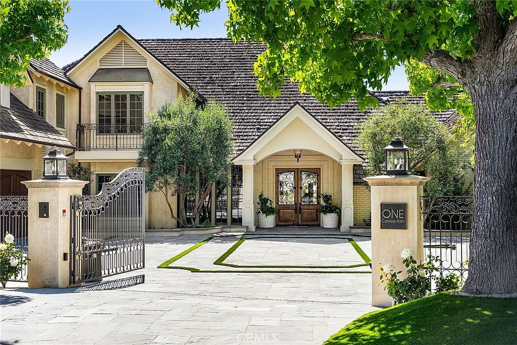1 Cypress Point Ln