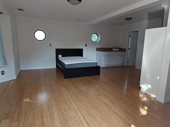 (undisclosed Address), Woodland Hills, CA 91367