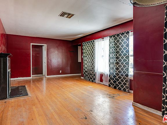 5th image of 16431 Hamlin St