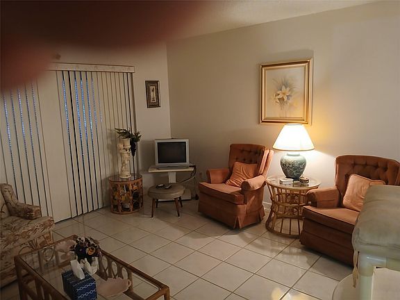 5th image of 627 Sea Pine Way #B1