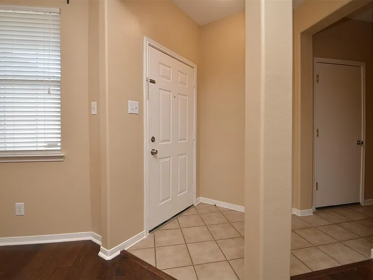 2911 Meadowglen Cv — Photo 7