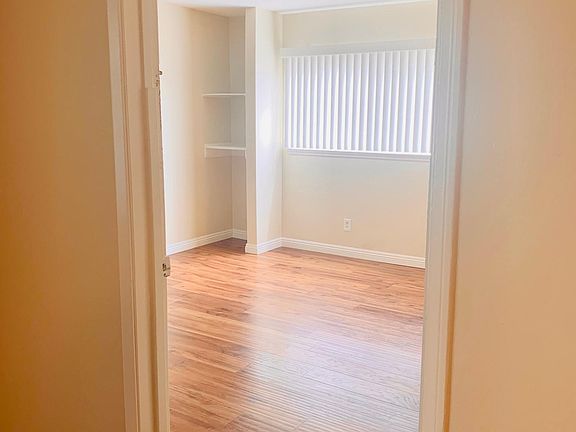 5th image of 11441 Oxnard St #20