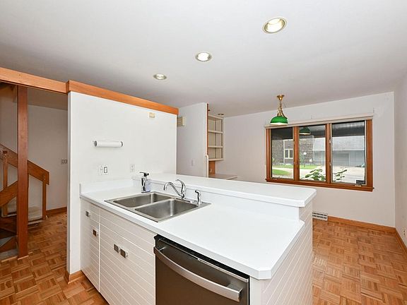 5th image of 156 Lakefield COURT