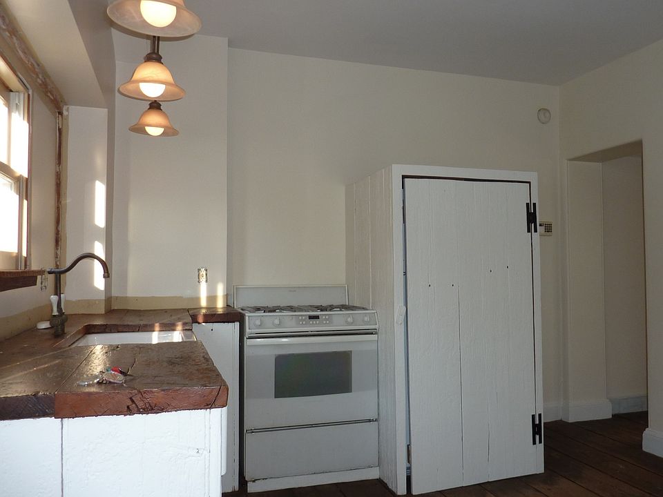 2nd image of 19 E Gravers Ln