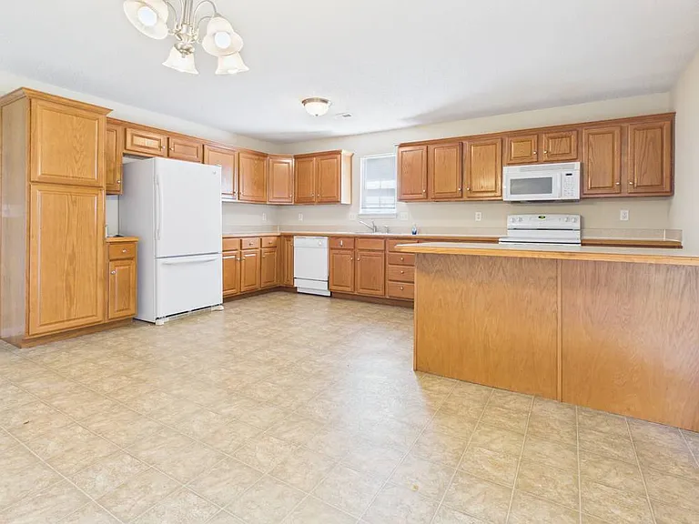 703 Iron Horse Dr — Photo 4