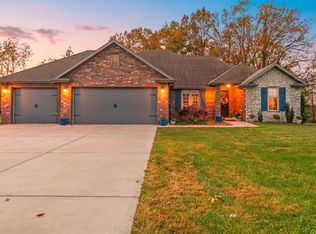 1736 W Riverfork Dr, Nixa, MO 65714