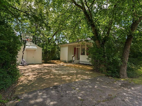 2nd image of 1400 Sunnyfield Ln