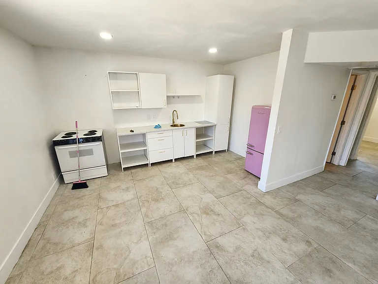 2425 Daley St #C — Photo 5