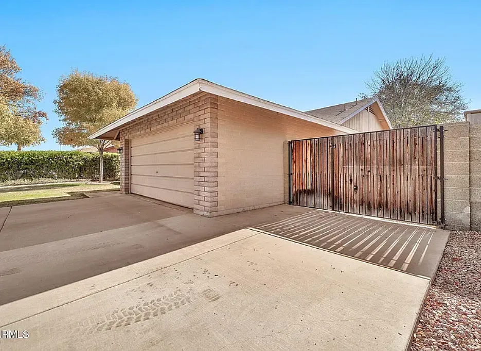 3 bed, 1341 sqft, $2,400 — Photo 4