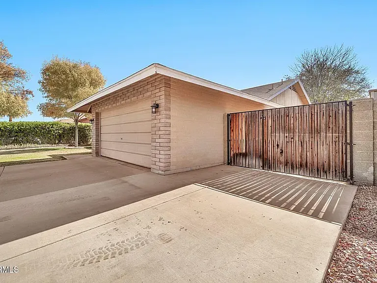 6345 W Brown St — Photo 4