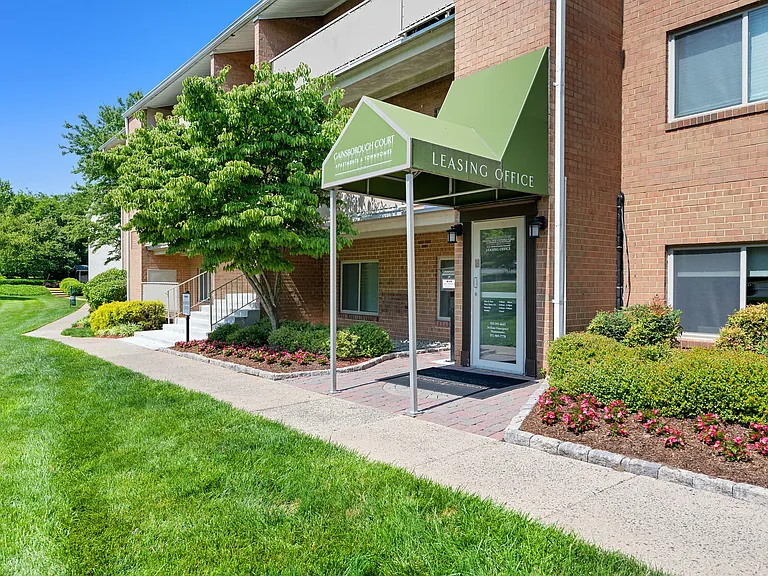 Gainsborough Court Apartments — Photo 9