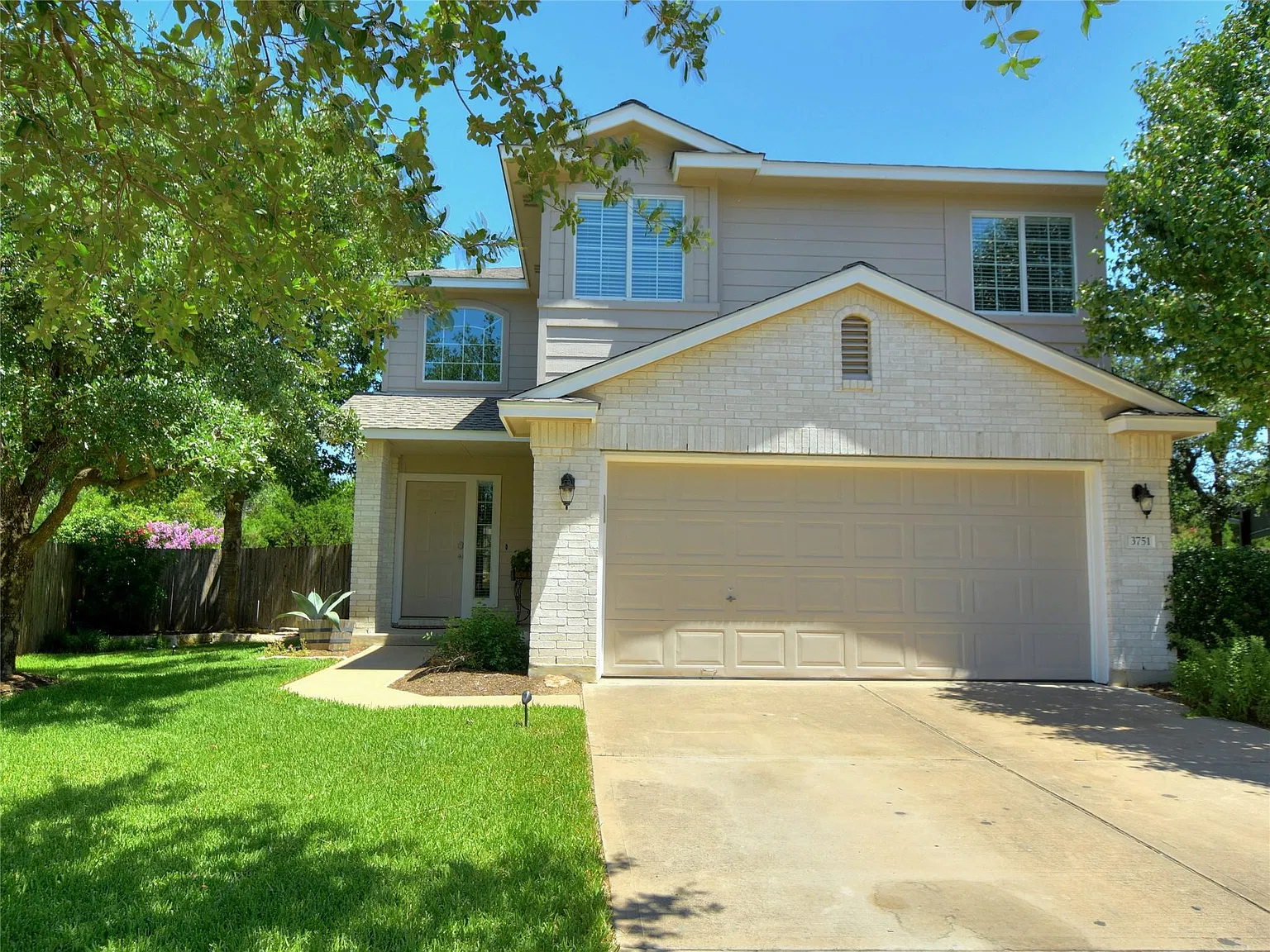 3 bed, 2.5 bath, 1647 sqft, $2,100 — Photo 2