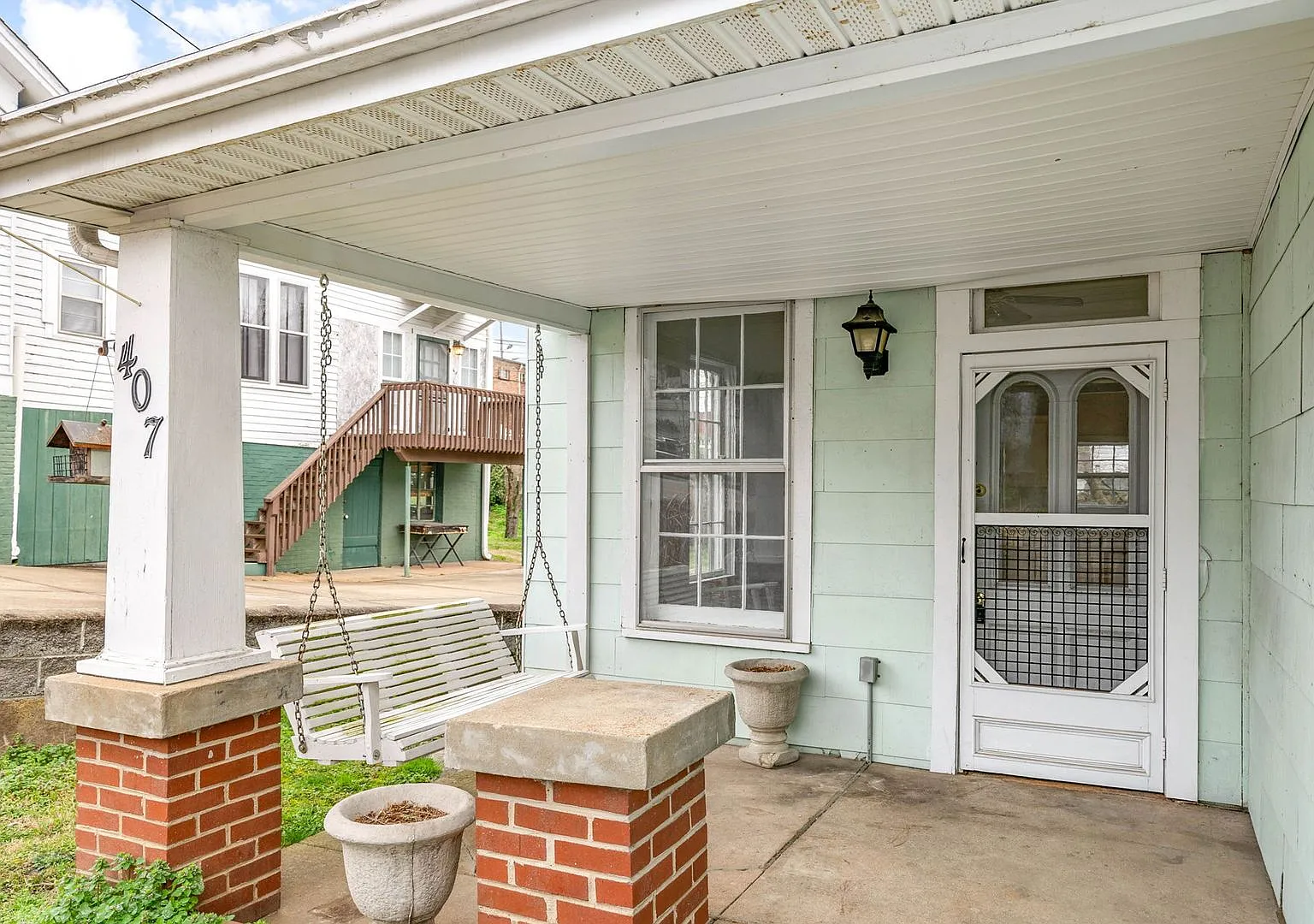 Cozy 2 Bedroom Downtown Home Available! — Photo 2