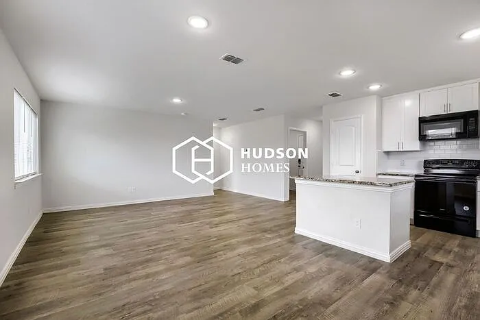 3 bed, 2.0 bath, 1298 sqft, $1,399 — Photo 4