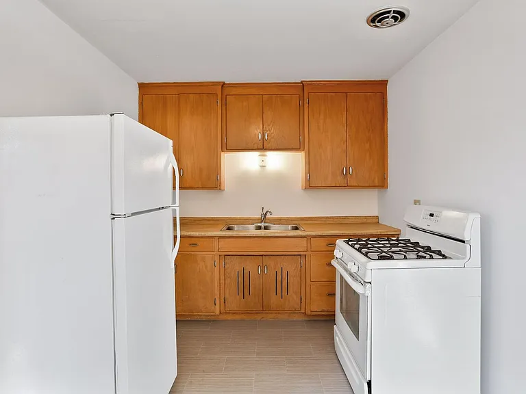 2324 Glenwood Avenue — Photo 3