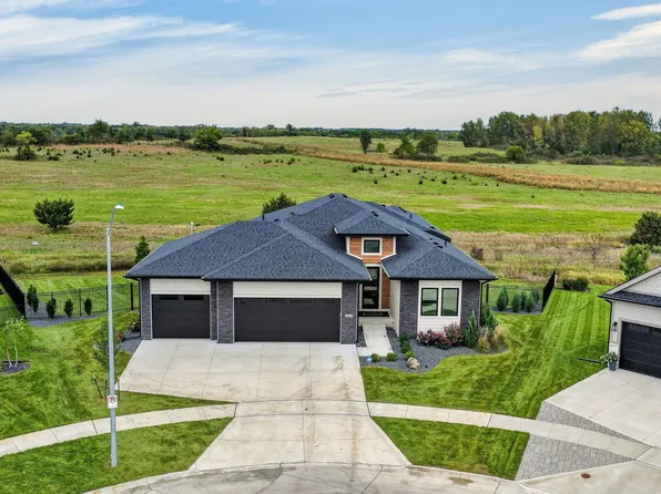 8240 Mahon Ct, Johnston, IA 50131