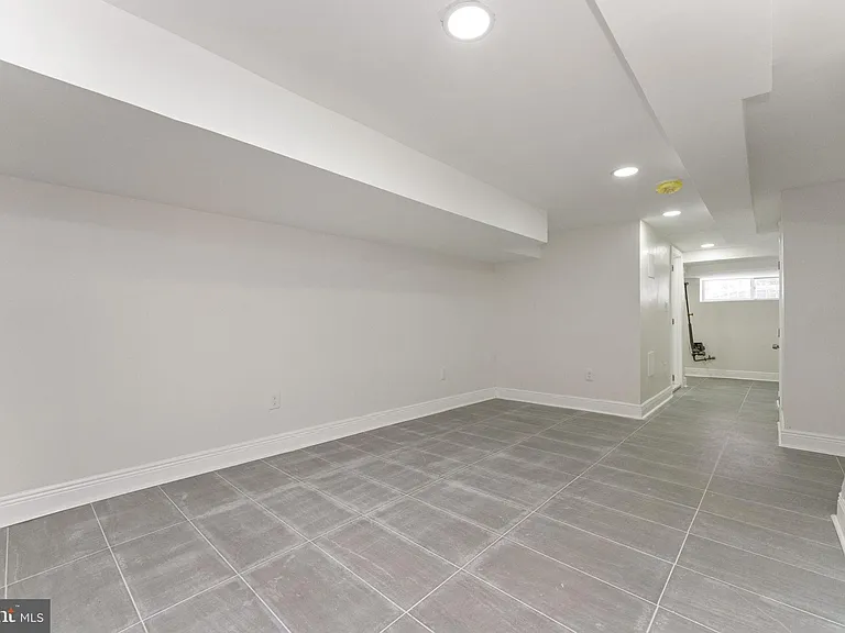 5426 Webster St — Photo 26
