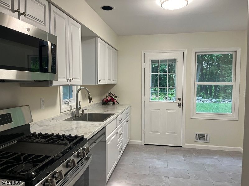 1st image of 150 Saddleback Ct