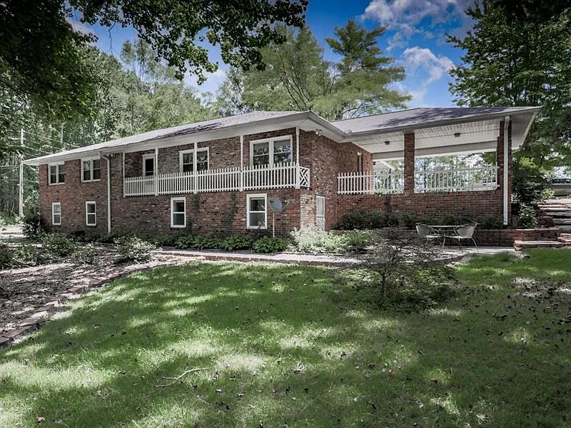 3 bed, 1400 sqft, $1,950 — Photo 2