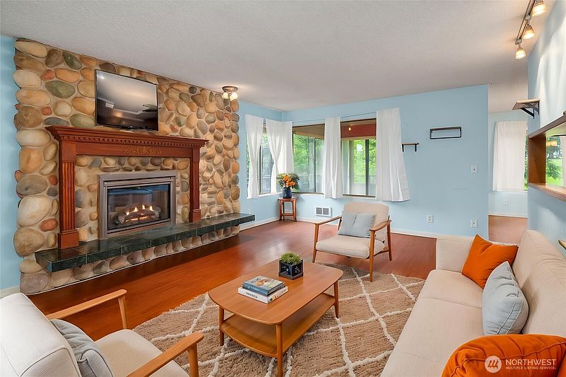 2nd image of 5915 Highway Place #201