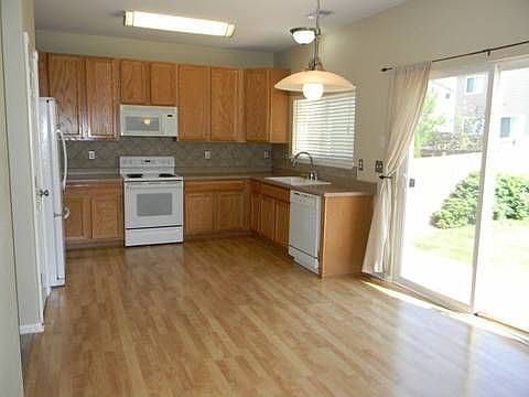 Beautiful Remodeled Kitchen with Pergo Floor