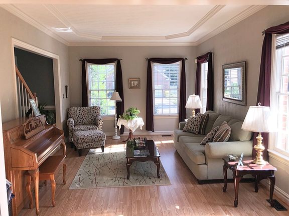 Living Room w/Tray Ceiling