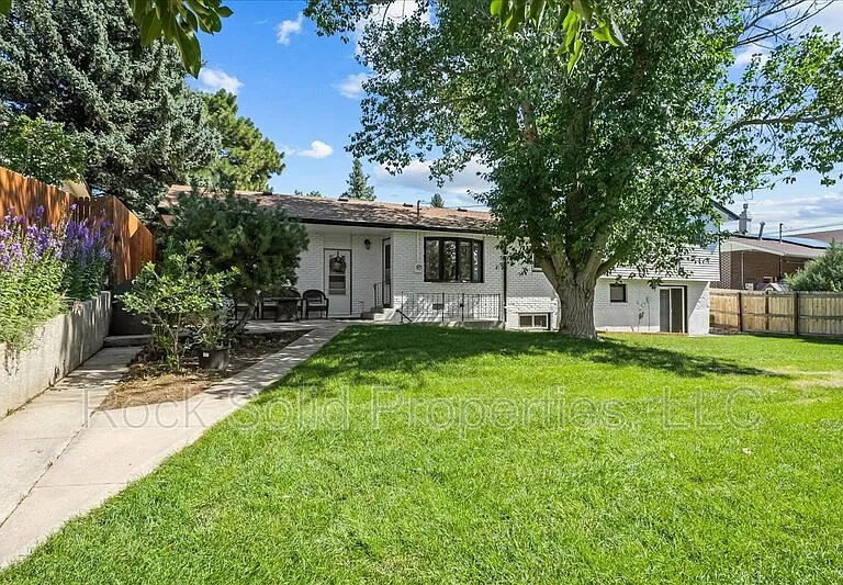 1039 Melton St — Photo 42