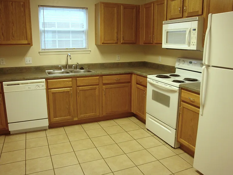 160 Knowledge Ave #B — Photo 4