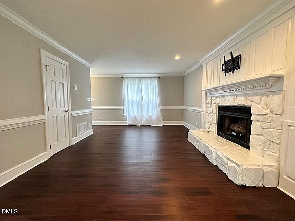 5th image of 3117 E Folkestone Pl