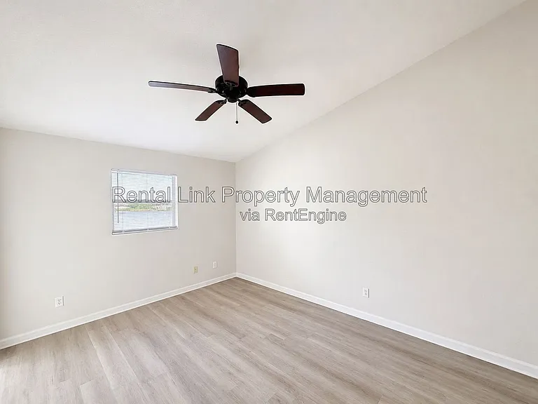 320 SW 3rd Pl #3 — Photo 9