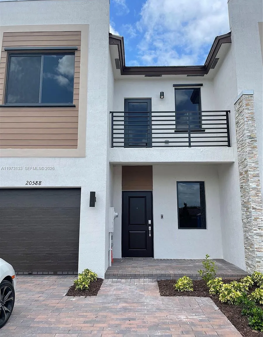 4 bed, 2.5 bath, 1920 sqft, $3,950 — Photo 1