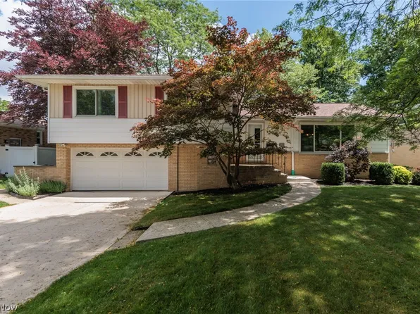 7601 Green Valley Dr, Parma, OH 44134