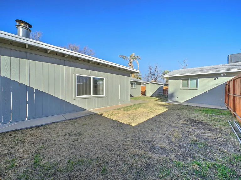 2133 W Morten Ave — Photo 29