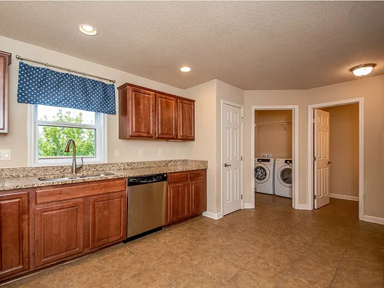 2104 NE Oak Dr — Photo 5