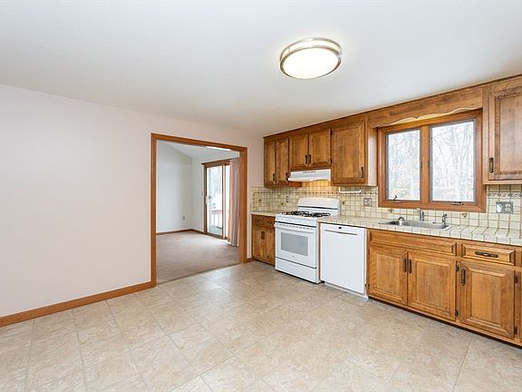 3rd image of 28 Bridle Path Rd