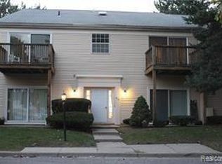 910 Chestnut Hill Dr, Auburn Hills, MI