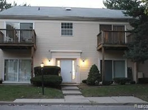 910 Chestnut Hill Dr, Auburn Hills, MI 48326