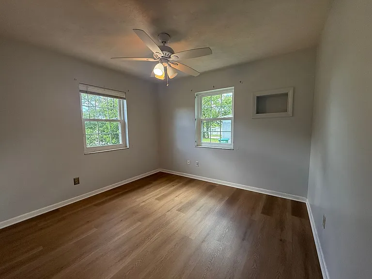 975 North Village Dr — Photo 18