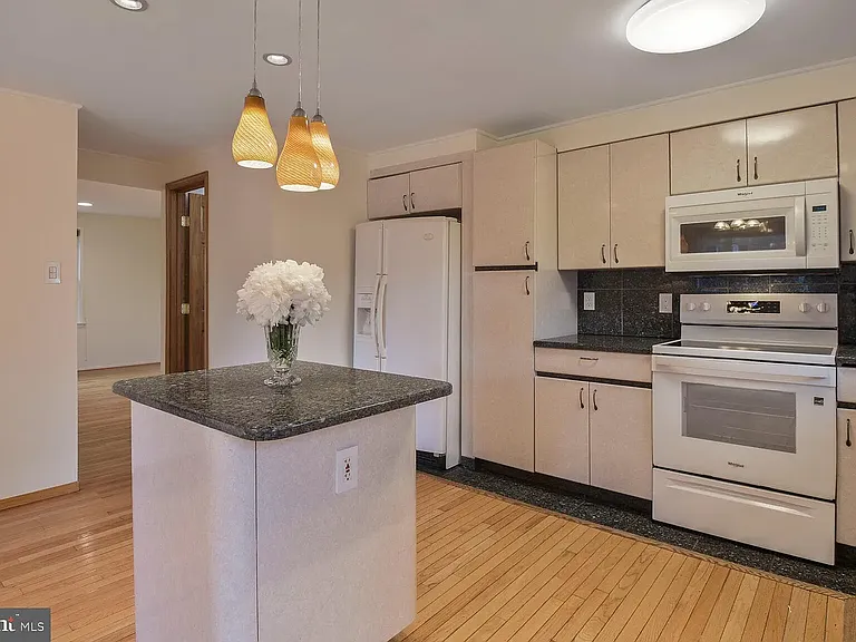 9321 Bentridge Ave — Photo 13