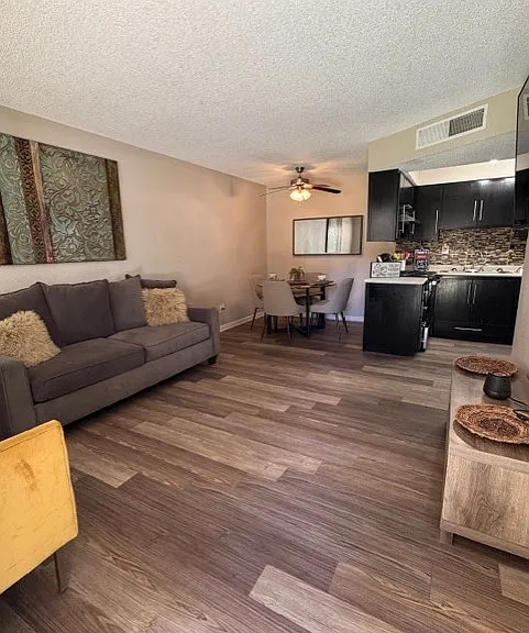San Montego Apartments — Photo 15